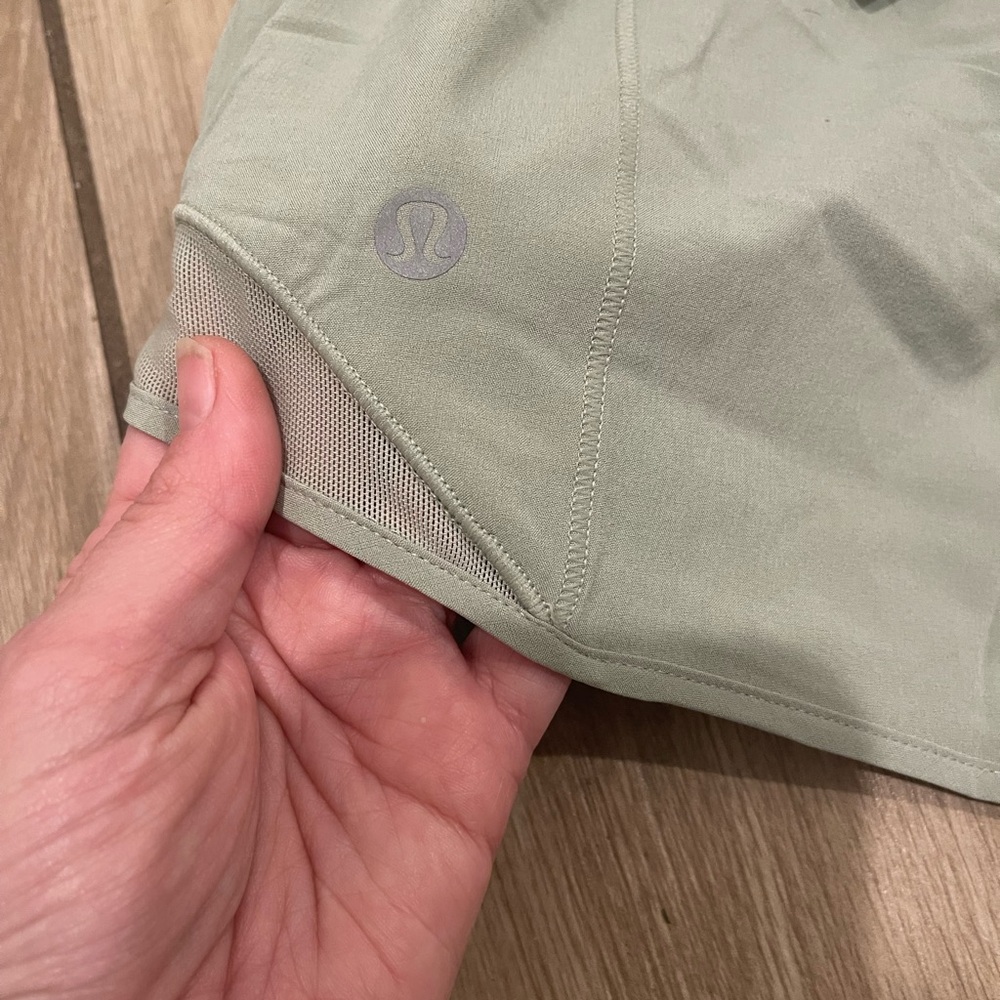 NWT Lululemon Hotty Hot HR Lined Shorts 4” Fog Green Sz 4 - Picture 9 of 9